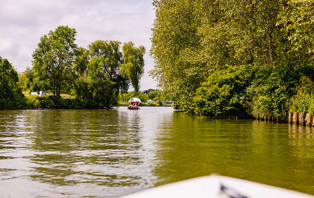 Naviguer en bateau électrique avec Marin d'Eau Douce pour protéger la biodiversité